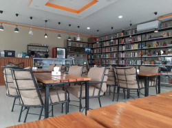 Let your finger wait to turn pages as you read your favourite book at this café for readers
